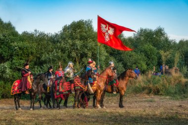 Gniew, Polonya, Ağustos 2020 Polonyalı süvariler ve soylular Polonya amblemi altında kartal, ağır süvari, tarihi yeniden canlandırma, Gniew Savaşı