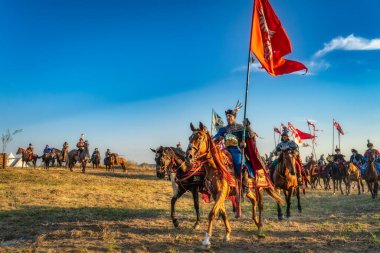 Gniew, Polonya, 2020 Ağustosu atlara binen ve amblem ve bayraklar taşıyan Polonyalı süvariler, ağır süvariler, tarihsel canlandırma, Gniew Savaşı