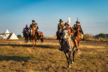 Gniew, Polonya, Ağustos 2020 Polonyalı ve İsveçli at binicileri savaş meydanında, tarihsel Gniew Muharebesi, Polonya İsveç savaşı