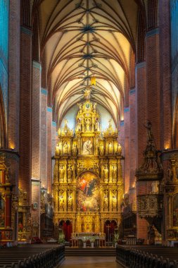 Kutsanmış Bakire Meryem 'in Hükmü Kilisesi' nin güzel altın ve süslü sunağı, Pelplin, Polonya 'daki Katedral Bazilikası