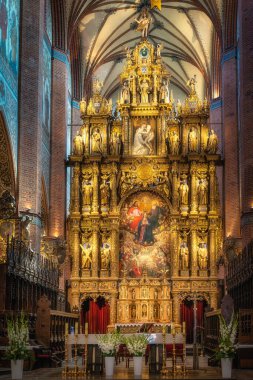 Kutsanmış Bakire Meryem 'in Hükmü Kilisesi' nin altın ve süslü sunağına yakın çekim, Polonya 'nın Pelplin kentindeki Katedral Bazilikası