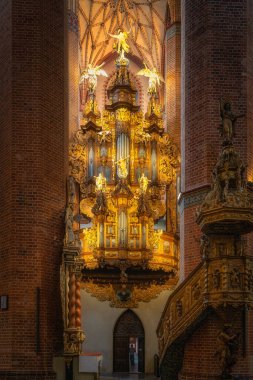Kutsanmış Bakire Meryem 'in Hükmü Kilisesi' ndeki muhteşem ve güzel boru organları Pelplin, Polonya 'daki Katedral Bazilikası.