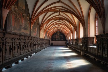 Polonya 'nın Pelplin kentindeki Kutsal Bakire Meryem' in Varsayımı Kilisesi 'nde kemerler ve güzel dekorasyonlarla dolu yan koridorlar.