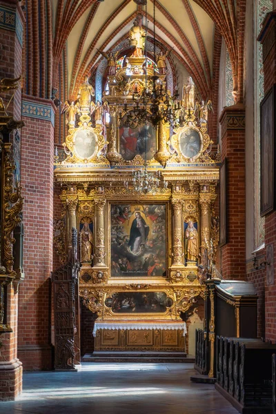 Kutsanmış Bakire Meryem 'in Varsayımı Kilisesi' nin sunağı Pelplin, Polonya 'daki Katedral Bazilikası.