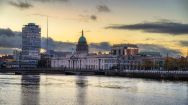 SIPTU Koleji ve Spire 'nin arka planında Liffey Nehri, Dublin, İrlanda' nın hemen yanında olduğu güzel bir 18. yüzyıl Özel Ev Ziyaretçi Merkezi.