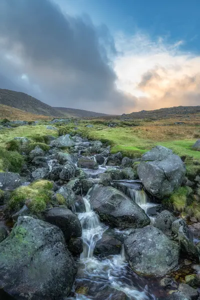 Gün batımında Glendalough 'da küçük şelaleler ve şelalelerle akarsu. Güzel sonbahar Wicklow Dağlarında yürüyüş, İrlanda