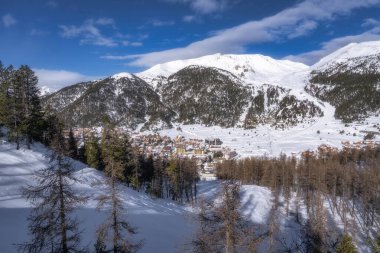 Fransa ve İtalya sınırındaki güzel Montgenevre kayak köyünün Cottian Alps 'deki manzarası. Karlı dağlarda kış sporu