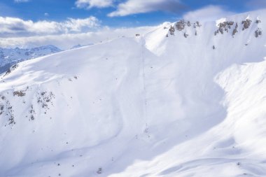 Montgenevre kayak köyü Alps, Fransa 'nın mükemmel mavi gökyüzü altında uzanan görkemli karla kaplı bir dağ sırasının nefes kesici ve çarpıcı manzarası.
