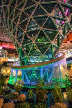 Doha, Katar, 27 Sep 2024 Bu çarpıcı Hamad havaalanı mimari tasarımı görkemli, aydınlık bir yapıya ve yemyeşil suların ortasında nefes kesici bir manzara yaratıyor.