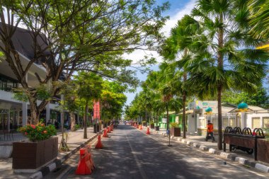 Komodo, Endonezya, 7 Ekim 2025 Bu görkemli cadde güzel bir bolluk sergiliyor yemyeşil, canlı dükkanlar, ve barışçıl bir ortam, hepsi büyüleyici bir tropikal çevrede kurulmuş