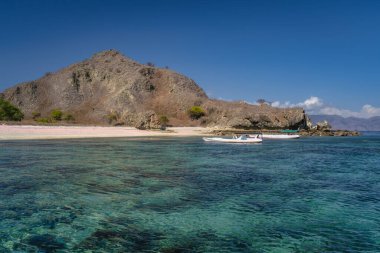 Bu tropikal Pembe Plaj berrak turkuaz sulara ve muhteşem dağ manzaralarına sahiptir, tatil görselleri ve unutulmaz anılar yaratmak için mükemmeldir, Padar Adası, Komodo, Endonezya