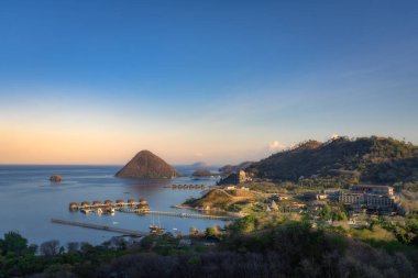 Güzel adalar, bereketli tepeler ve serin suların altında nefes kesici bir gündoğumu, çeşitli güzellikler, Labuan Bajo, Komodo, Endonezya