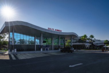 Labuan Bajo, Endonezya, 9 Ekim 2024 Komodo havaalanı parlak güneş ışığı altında parlak bir mimari tasarıma sahiptir.