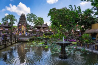 Bali, Endonezya, 10 Ekim 2024 büyüleyici Balili Ubud Su Sarayı 'nın sakin manzarası yemyeşil bir gölet ve derin bir huzur ve sükunet hissi uyandıran huzurlu bir nilüfer havuzu arasında yer almaktadır.