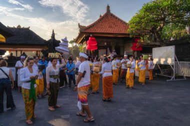 Bali, Endonezya, 10 Ekim 2024 çarpıcı Tanah Lot Tapınağı 'na karşı düzenlenen renkli geleneksel kıyafetler ve zengin kültürel kutlamalarla dolu canlı ve büyüleyici bir Bali Pujawali töreni.