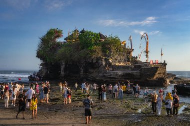 Bali, Endonezya, 10 Ekim 2024 Bali 'deki ünlü kültürel sembol Tanah Lot Tapınağı' nı keşfedin. Sık sık ziyaretçilerle dolup taşar ve cazibesini arttırır.