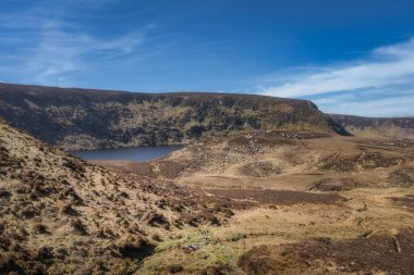 Dağlarla ve engebeli manzaralarla çevrili sakin bir Bray gölü keşfedin, doğa severler ve maceracılar için mükemmeldir açık havanın güzelliğini tatmak için, Wicklow, İrlanda