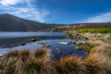 Berrak Bray Gölü 'nün nefes kesen sakin manzarası. Etrafı güzel, gür çimlerle çevrili. Huşu uyandıran dağlar.