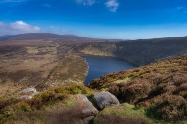 Lough Bray 'in nefes kesici manzarasının tadını çıkarın. Yuvarlanan tepeler ve yemyeşil göllerle çevrili sakin bir göl. İrlanda' nın Wicklow, İrlanda manzarasının cazibesini yakalıyor.