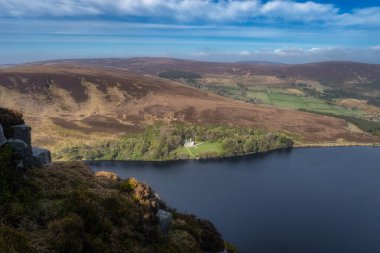 Hava manzarası, dünyanın her yerinden gelen gezginleri ve kaşifleri büyüleyen yemyeşil tepelerin arasına yerleşmiş huzurlu ve huzurlu bir Bray Gölü 'nü güzel bir şekilde yakalar.