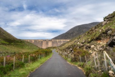 Sessiz Vadi Barajı 'nda nefes kesici bir baraja giden yol boyunca sakin yürüyüşün tadını çıkarın. Nazikçe yuvarlanan tepelerin ve çarpıcı gökyüzünün altında, Kuzey İrlanda' nın altında canlı bir manzaranın ortasına kurulun.