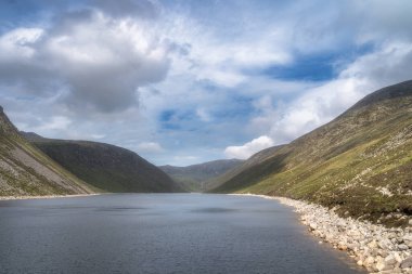 Huzurlu bir bakış açısıyla muhteşem bir Sessiz Vadi Rezervuarı, güzel çerçevelenmiş Yas Dağları ve dinamik bulutlar, onu doğa severlerin keşfetmesi için mükemmel bir kaçış noktası yapıyor, Kuzey İrlanda