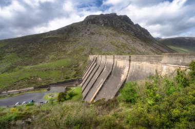 Bu çarpıcı manzara, yemyeşil yemyeşil ve dinamik gökyüzü ile çevrili, Kuzey İrlanda 'daki Sessiz Vadi Barajı' nı gösteriyor.