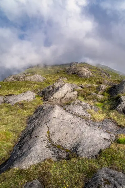 Nefes kesen manzara, etkileyici ve büyüleyici gökyüzü altında canlı yeşilliklerin yanında görkemli kayaları sergiliyor. Bu da onu doğa ve macera temaları için mükemmel kılıyor: Carlingford, İrlanda.