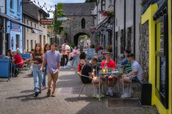 Carlingford, İrlanda, 04 Temmuz 2021 Kafe ve dükkanlardan keyif alan insanlarla dolu canlı bir cadde, kırsal cazibe ve toplum ruhunun özünü gözler önüne seriyor.