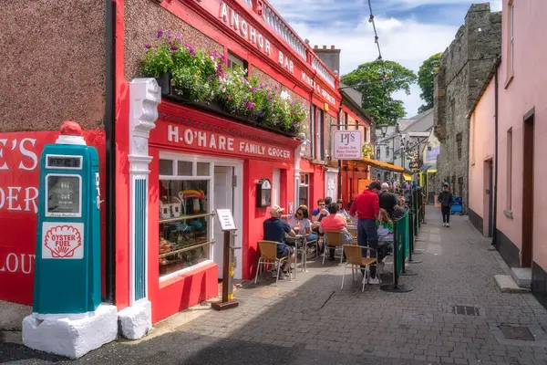 Carlingford, İrlanda, 04 Temmuz 2021. Canlı kafeler ve tarihi cazibeyle dolu, yerel kültür ve mutfağı keşfetmek için mükemmel bir ara sokak.