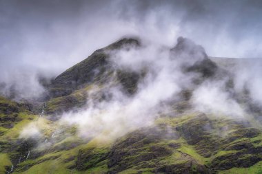 Carrauntoohil Dağı 'nın nefes kesici manzarasını tecrübe edin. Canlı yeşil yamaçlar ve inanılmaz sakin bir atmosfer, doğa meraklıları için mükemmel, Kerry, İrlanda.