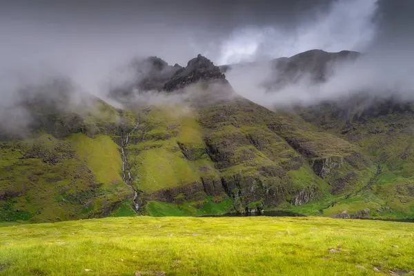 Çarpıcı bir Carrauntoohil dağ sahnesi, kalın bir sis ile kaplanmış, canlı yeşillikler sergiliyor ve hayal gücünü yakalayan engebeli tepeler, Kerry, İrlanda