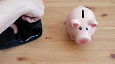 Cüzdandaki parayı kontrol ediyorum. Para tasarruf kavramı