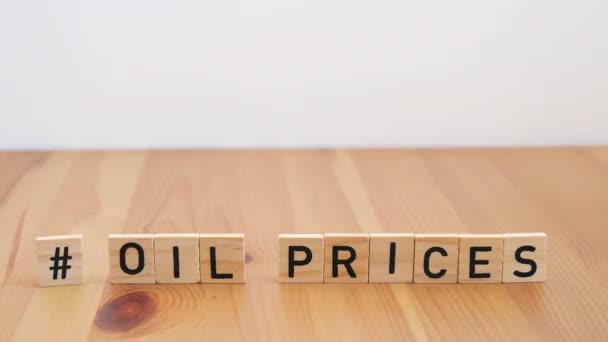油の価格は言葉をこすりつける 石油価格の概念 車が止まってる — ストック動画
