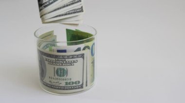 Tasarruf. Tasarruf kavanozunda. Beyaz arkaplan