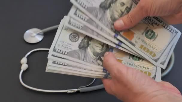 Υψηλό Κόστος Της Ιατρικής Περίθαλψης Έννοια Αμερικανικά Δολάρια — Αρχείο Βίντεο