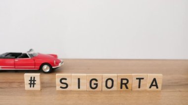 Araba sigortası konsepti. Türkçe kelime sigortası (sigorta). 