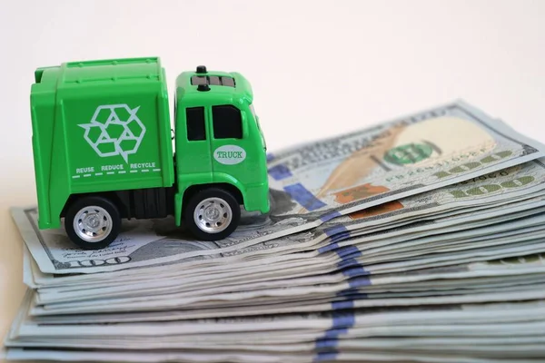 Reciclaje Ahorros Camión Basura Una Pila Dólares —  Fotos de Stock