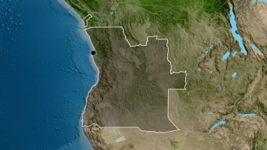 Angola sınır bölgesinin yakın planında uydu haritasında koyu bir örtüyle vurgulanıyor. Ana nokta. Ülke şekli etrafında özet geç. 