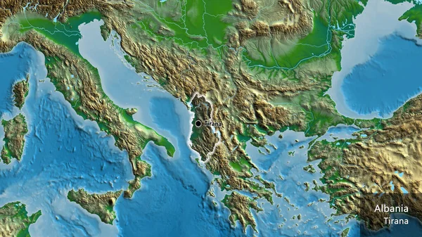 物理的な地図上の暗いオーバーレイで強調アルバニア国境地域のクローズアップ 資本ポイント 国の形の周りに光る 英名国とその首都 — ストック写真