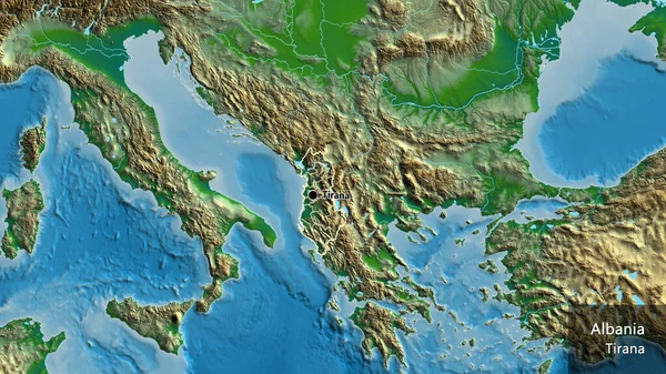在实际地图上对阿尔巴尼亚边境地区及其区域边界进行密切监视 资本点 概略地描述一下国家的面貌 国家及其首都的英文名称 — 图库照片