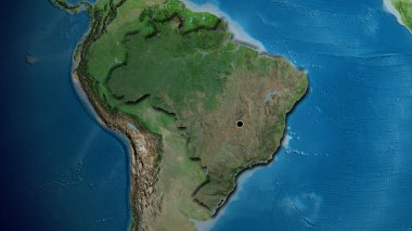 Brezilya sınır bölgesinin yakın çekimleri uydu haritasında koyu bir örtüyle vurgulanıyor. Ana nokta. Ülkenin kıvrımlı kenarları. 