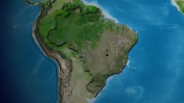 Brezilya sınır bölgesinin yakın çekimleri uydu haritasında koyu bir örtüyle vurgulanıyor. Ana nokta. Ülkenin kıvrımlı kenarları. 