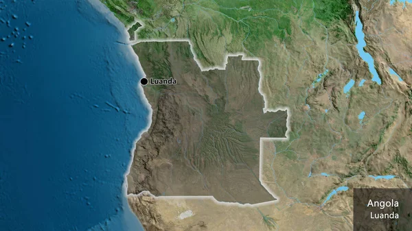 衛星地図上の暗いオーバーレイで強調アンゴラ国境地域のクローズアップ 資本ポイント 国の形の周りに光る 英名国とその首都 — ストック写真
