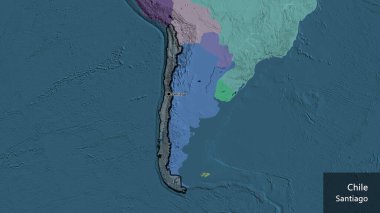 Şili sınır bölgesinin yakın çekimleri idari haritada koyu bir örtüyle vurgulanıyor. Ana nokta. Kırsal kesimin kıvrımlı kenarları. Ülkenin ve başkentinin İngilizce adı