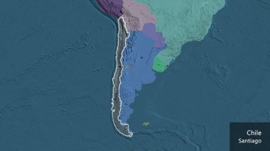 Şili sınır bölgesinin yakın çekimleri idari haritada koyu bir örtüyle vurgulanıyor. Ana nokta. Ülke çapında parıldıyor. Ülkenin ve başkentinin İngilizce adı