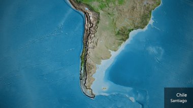 Şili sınır bölgesinin uydu haritasında yakın plan görüntüsü. Ana nokta. Kırsal kesimin kıvrımlı kenarları. Ülkenin ve başkentinin İngilizce adı