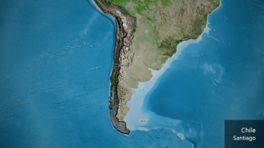 Şili sınır bölgesinin yakın çekimleri bir uydu haritasında koyu bir örtüyle vurgulanıyor. Ana nokta. Kırsal kesimin kıvrımlı kenarları. Ülkenin ve başkentinin İngilizce adı