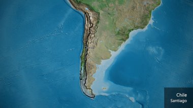 Şili sınır bölgesinin uydu haritasında yakın plan görüntüsü. Ana nokta. Kırsal kesimin kıvrımlı kenarları. Ülkenin ve başkentinin İngilizce adı