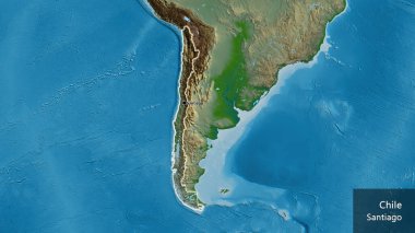 Fiziksel haritada Şili sınır bölgesinin yakın çekimleri. Ana nokta. Ülke çapında parıldıyor. Ülkenin ve başkentinin İngilizce adı